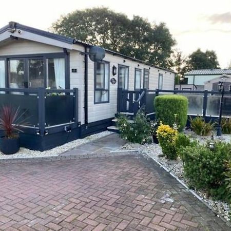 2 Bed, 2 Bath Lodge Style Caravan With Hot Tub & Private Garden At Patrington Haven Leisure Park المظهر الخارجي الصورة