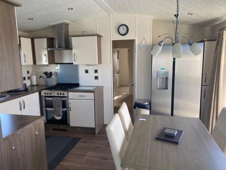2 Bed, 2 Bath Lodge Style Caravan With Hot Tub & Private Garden At Patrington Haven Leisure Park المظهر الخارجي الصورة
