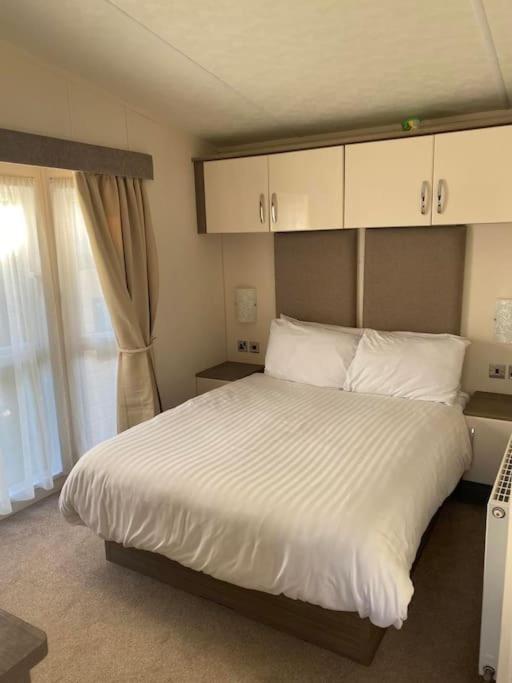 2 Bed, 2 Bath Lodge Style Caravan With Hot Tub & Private Garden At Patrington Haven Leisure Park المظهر الخارجي الصورة