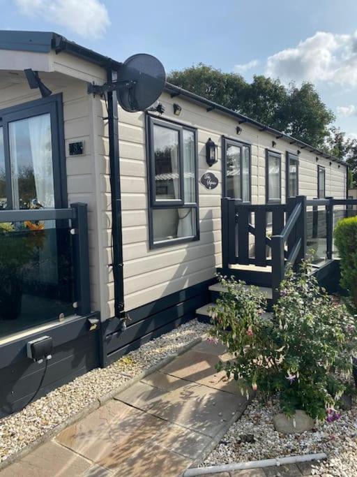 2 Bed, 2 Bath Lodge Style Caravan With Hot Tub & Private Garden At Patrington Haven Leisure Park المظهر الخارجي الصورة