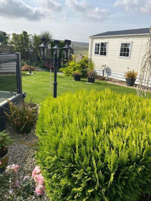 2 Bed, 2 Bath Lodge Style Caravan With Hot Tub & Private Garden At Patrington Haven Leisure Park المظهر الخارجي الصورة