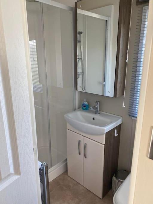 2 Bed, 2 Bath Lodge Style Caravan With Hot Tub & Private Garden At Patrington Haven Leisure Park المظهر الخارجي الصورة