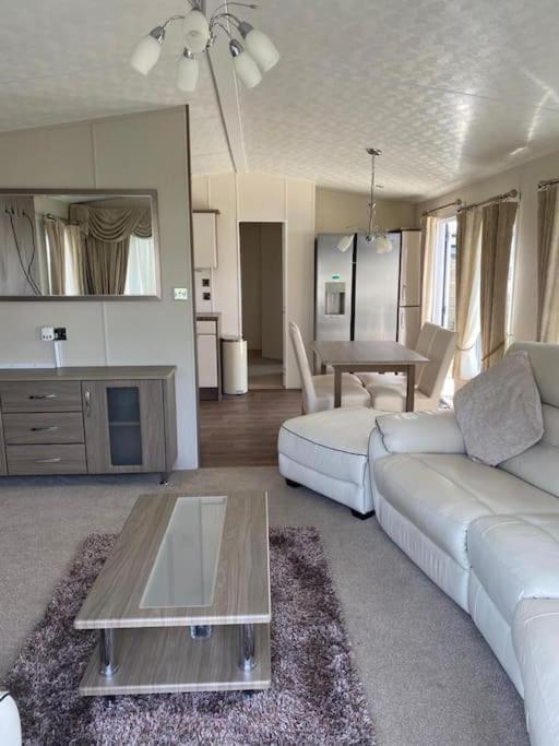2 Bed, 2 Bath Lodge Style Caravan With Hot Tub & Private Garden At Patrington Haven Leisure Park المظهر الخارجي الصورة