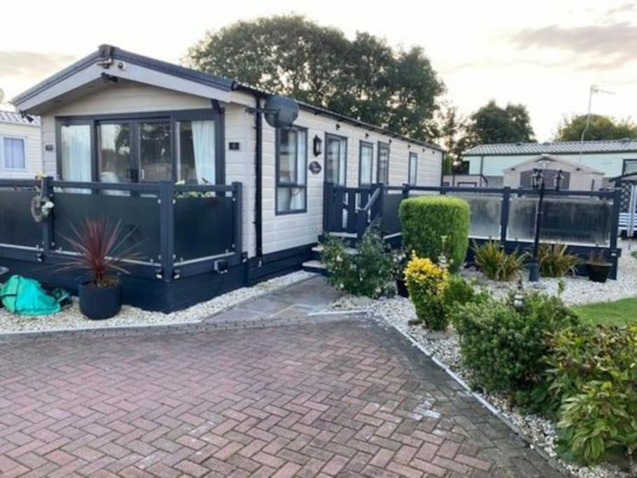 2 Bed, 2 Bath Lodge Style Caravan With Hot Tub & Private Garden At Patrington Haven Leisure Park المظهر الخارجي الصورة