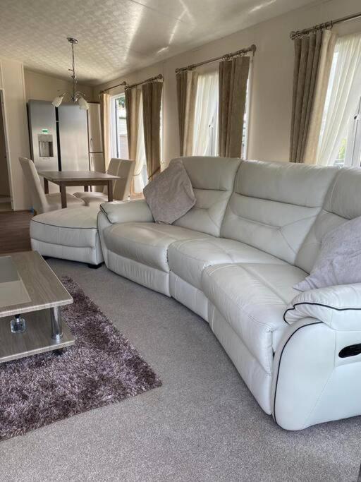 2 Bed, 2 Bath Lodge Style Caravan With Hot Tub & Private Garden At Patrington Haven Leisure Park المظهر الخارجي الصورة